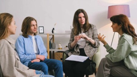 Personer i gruppterapi diskuterar strategier för att hantera ett återfall