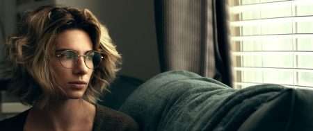 Bild på en kvinna som tittar genom fönstret - symboliserar borderline personlighetsstörning