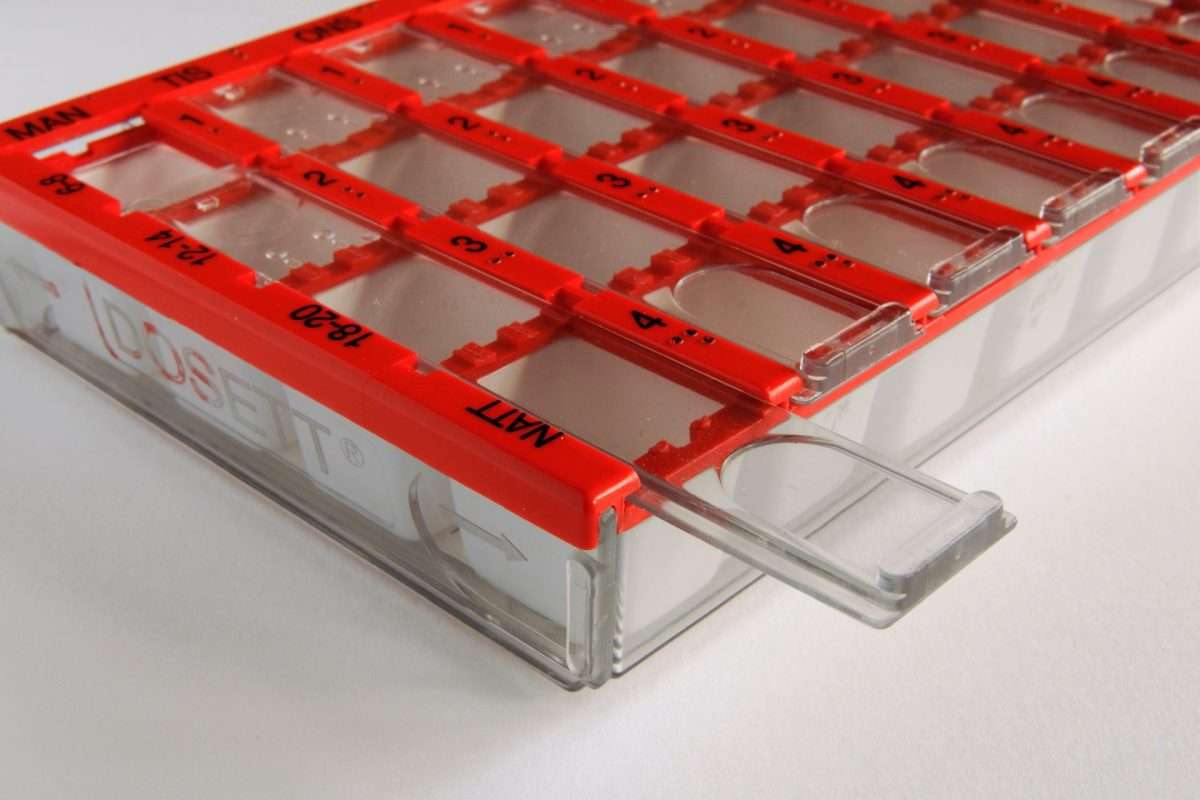 Burk med tabletter – symboliserar kodein som smärtstillande läkemedel med risk för beroende.