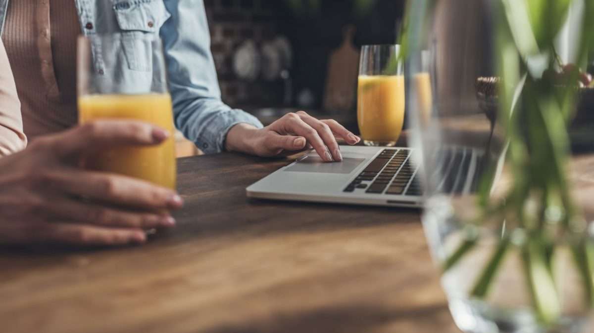 Person sitter vid laptopen - symboliserar internetberoende.