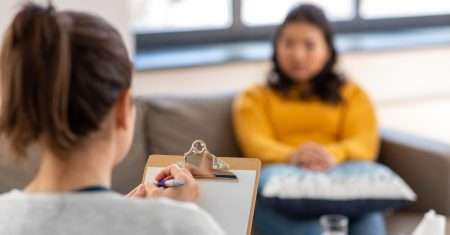 Samtal mellan medarbetare och arbetsgivare - symobiserar at någon var full eller hög på jobbet