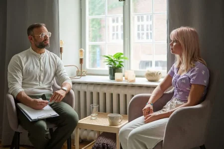 En terapeut pratar med patienten om hur är det att leva med en alkoholist