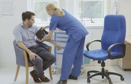 Sjukvårdspersonal som ger stöd till patient vid beroende av metamfetamin.