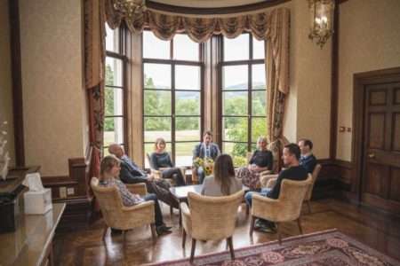 Bild på en gruppterapisession – symboliserar behandling på privat behandlingshem för alkohol, droger och spel.