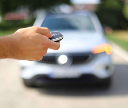 Bild på bil – symbol för indraget körkort efter rattfylla.